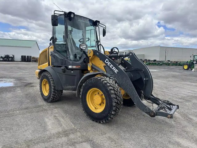 2024 John Deere 244P Tracteur avec chargeur