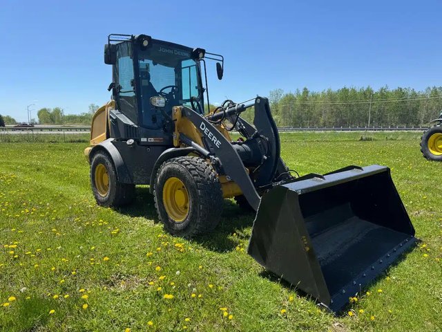2024 John Deere 244P Tracteur avec chargeur