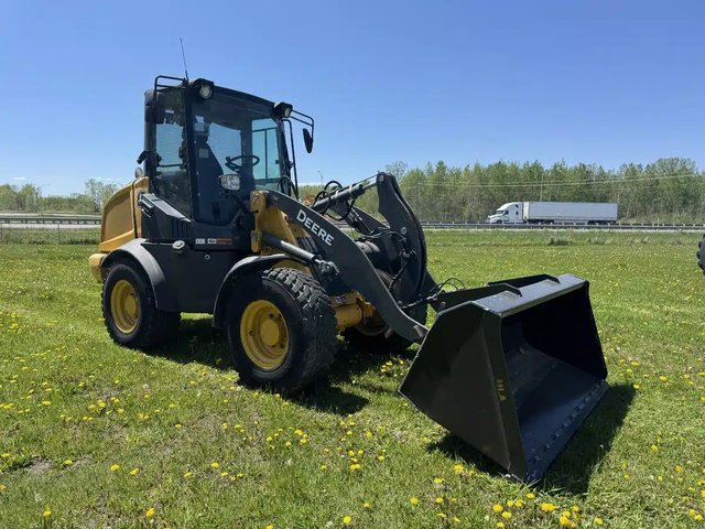 2023 John Deere 244P Tracteur avec chargeur