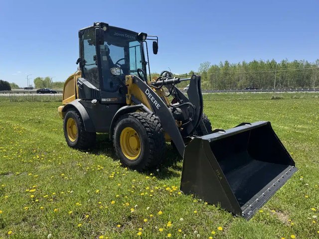2024 John Deere 244P Tracteur avec chargeur