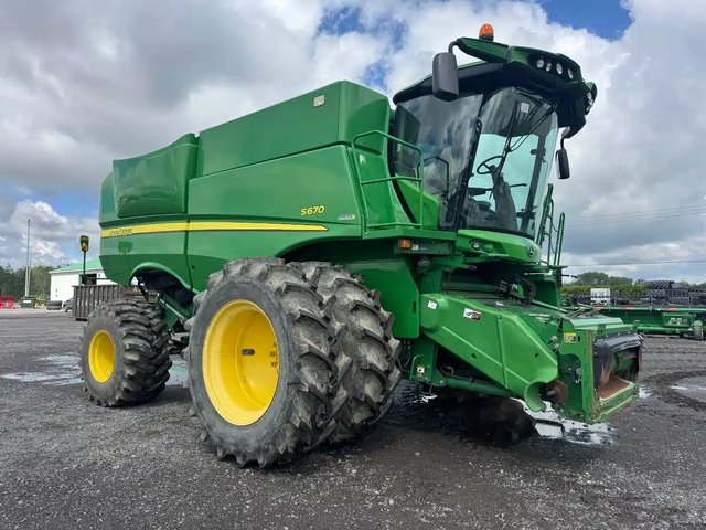 2013 John Deere S670 Batteuse