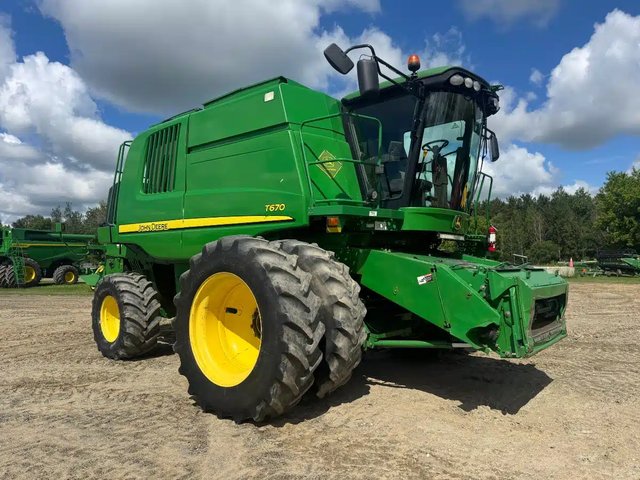2011 John Deere T670 Batteuse