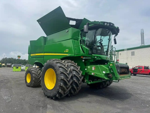2023 John Deere S780 Batteuse