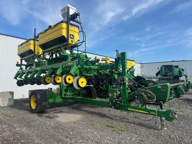 2022 John Deere 1745 Planteur