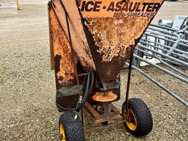 Ice-Asaulter Mini Épandeur à chaux