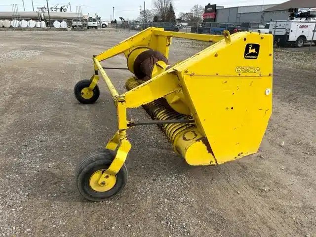 John Deere 630 Andaineur