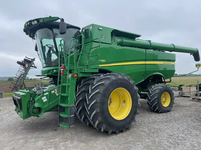 2022 John Deere S780 Batteuse