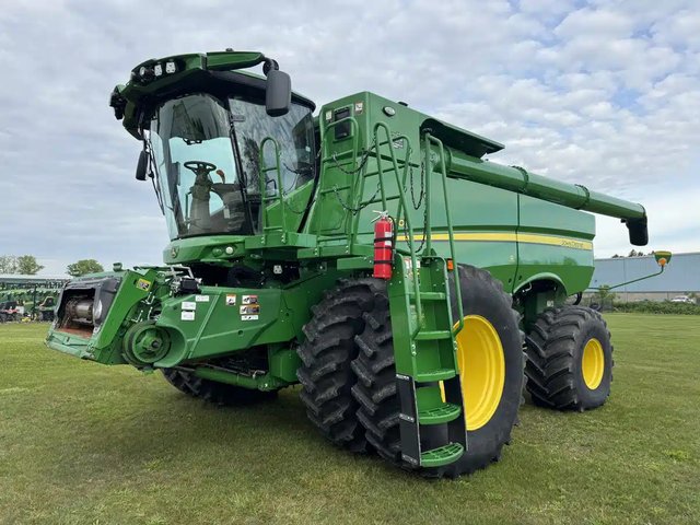 2022 John Deere S780 Batteuse