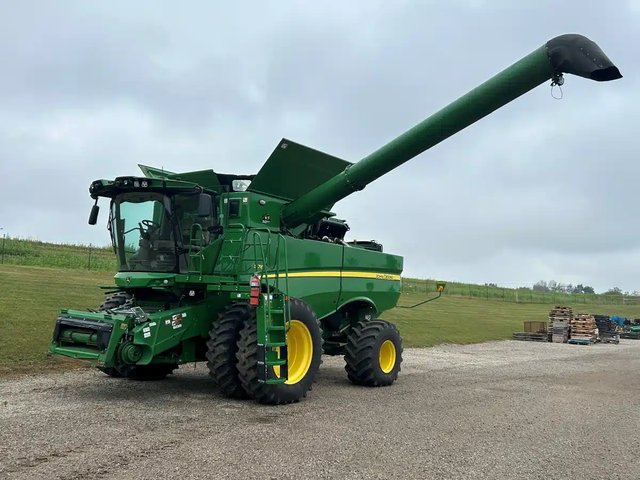 2022 John Deere S760 Batteuse