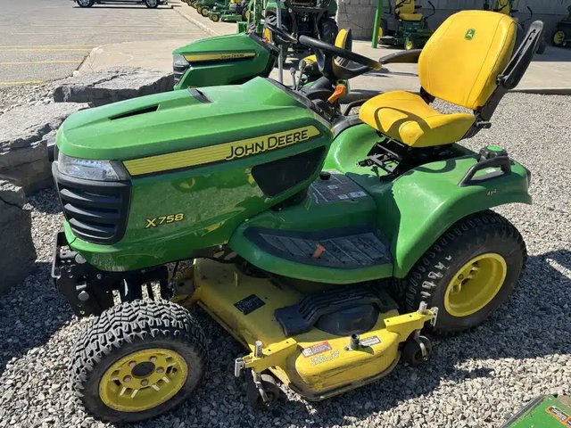 2022 John Deere X758 Tracteur à pelouse