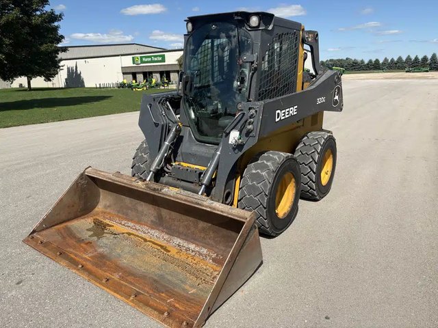 2021 John Deere 320G chargeuse à direction à glissement