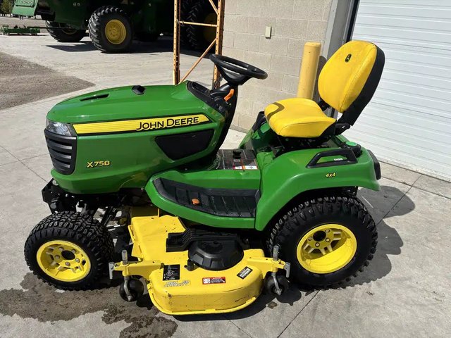 2022 John Deere X758 Tracteur à pelouse