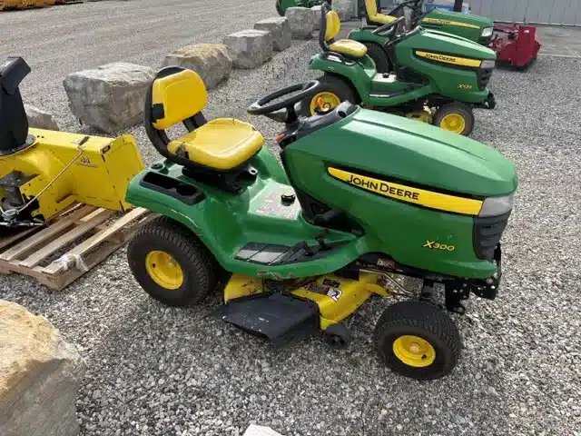 2010 John Deere X300 Tracteur à pelouse