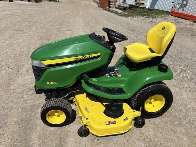 2022 John Deere X380 Tracteur à pelouse