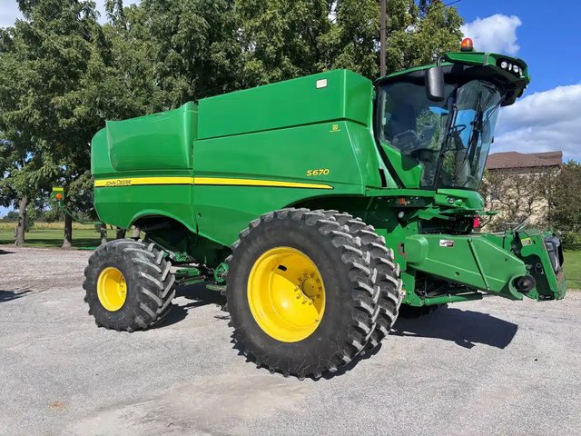 2013 John Deere S670 Batteuse