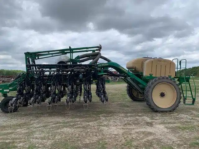 2011 Great Plains YP1225-12TR Planteur