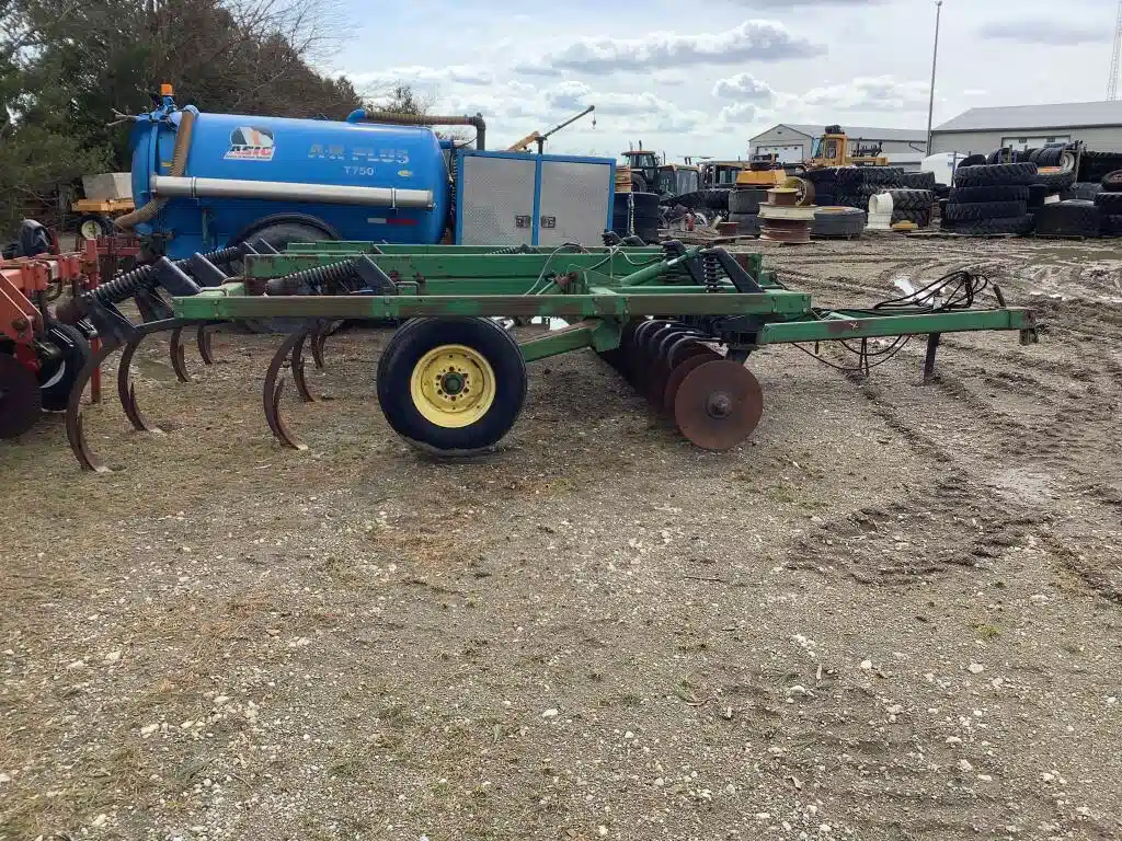 Gallery image 1 for Used John Deere 714 Disc Chisel