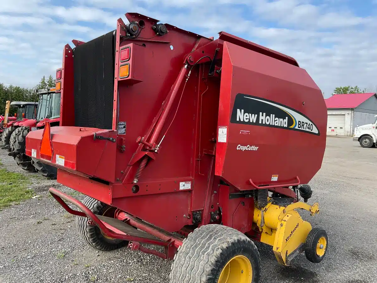 Gallery image 2 for Used 2003 New Holland BR740 Round Baler