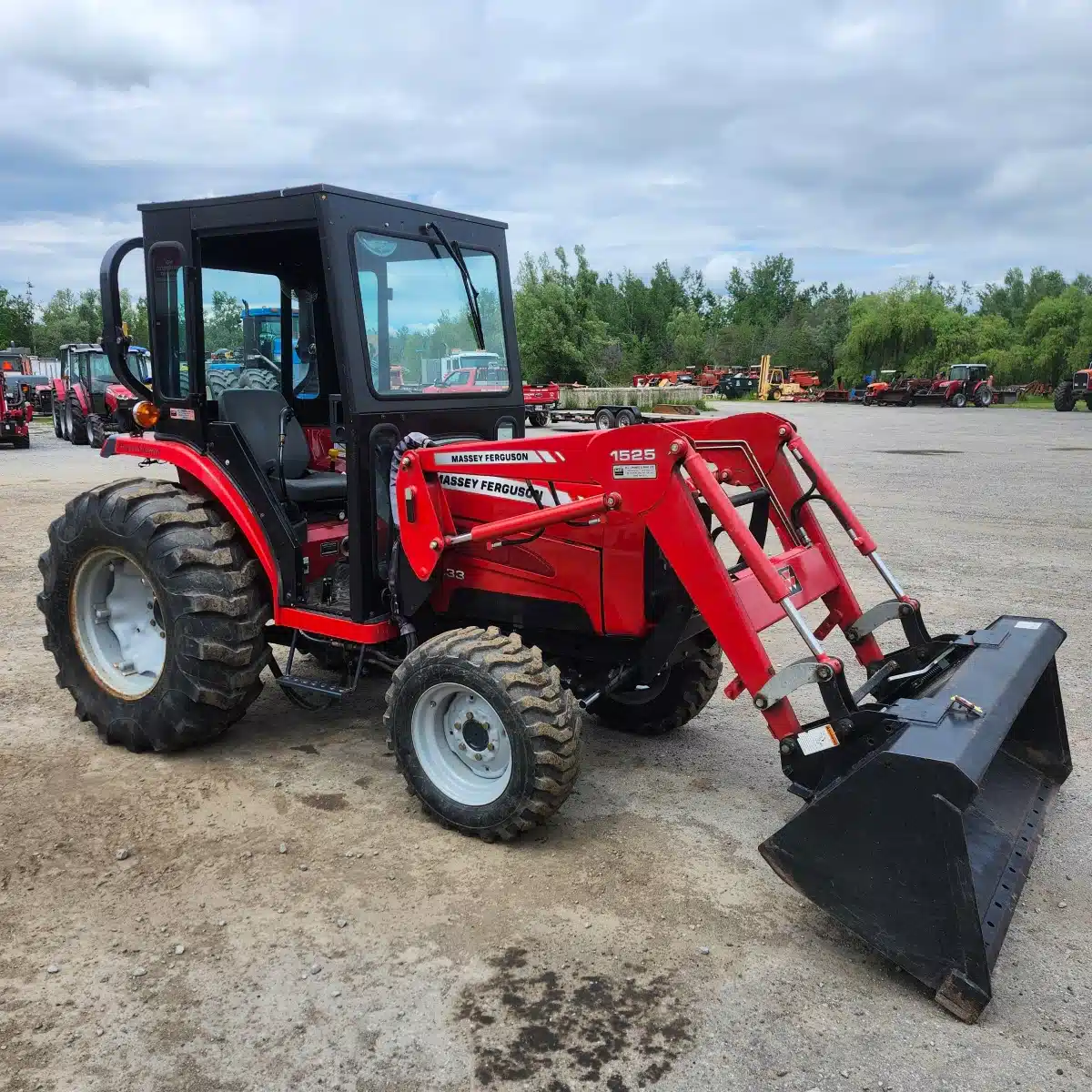 Gallery image 1 for Massey Ferguson 1533 Tractor