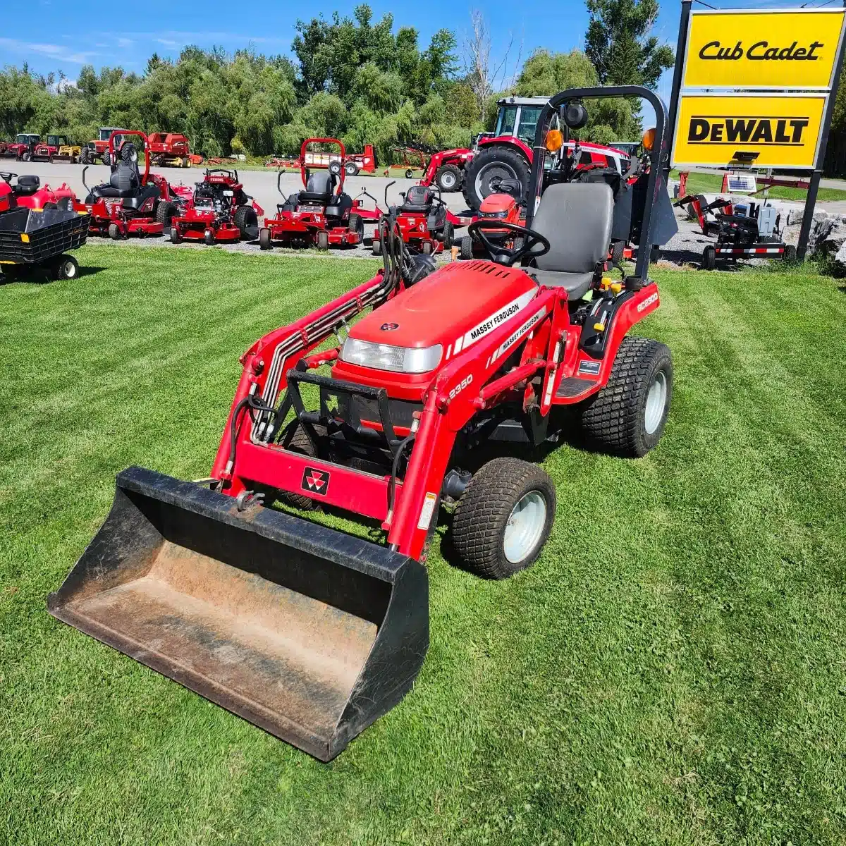 Gallery image 2 for 2005 Massey Ferguson GC2300 Tractor Loader