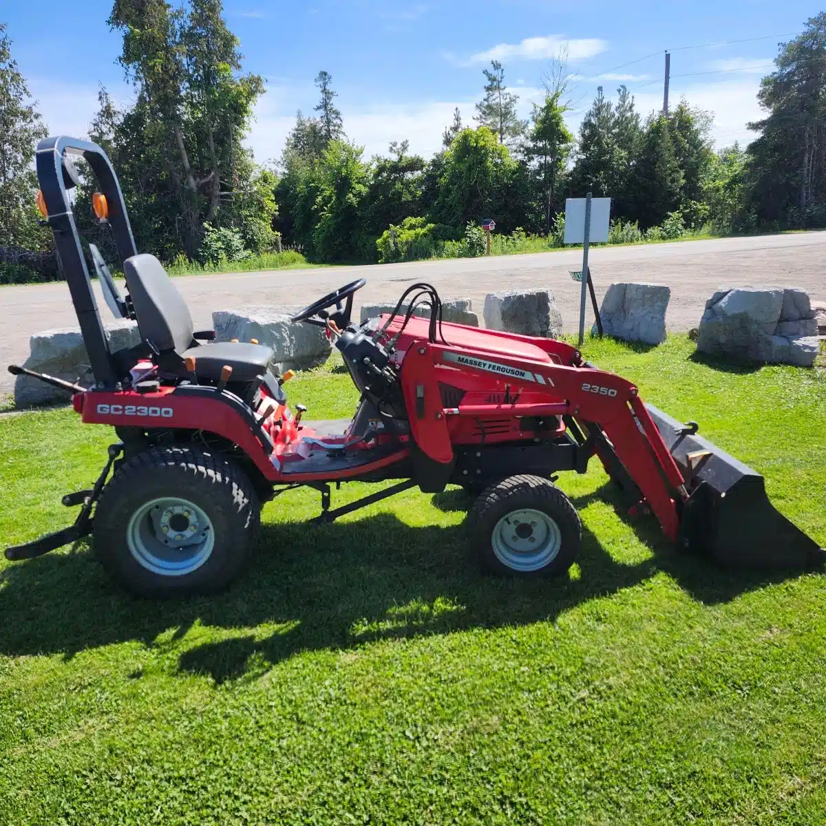 Gallery image 1 for 2005 Massey Ferguson GC2300 Tractor Loader