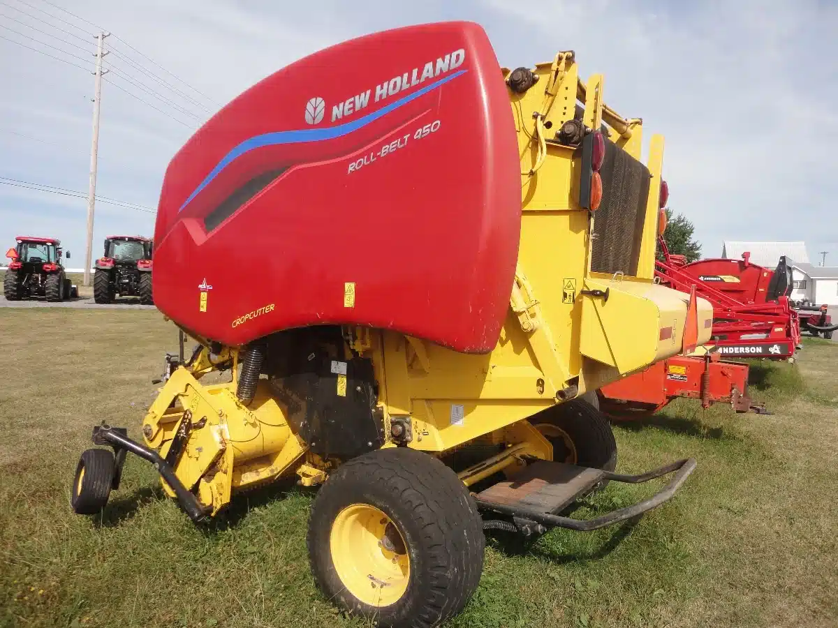 Gallery image 1 for Used USED New Holland ROLL-BELT 450 Round Baler