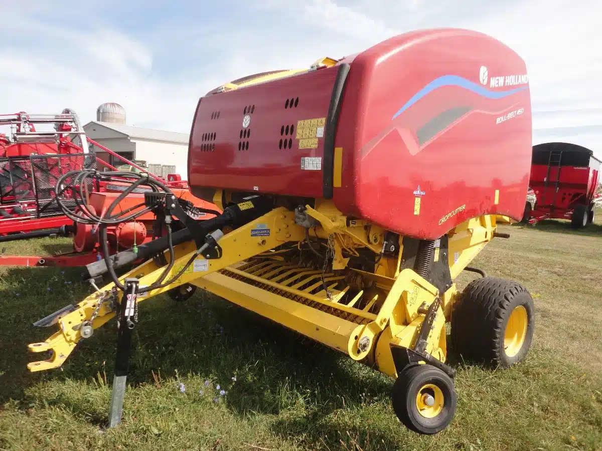 Gallery image 2 for Used USED New Holland ROLL-BELT 450 Round Baler