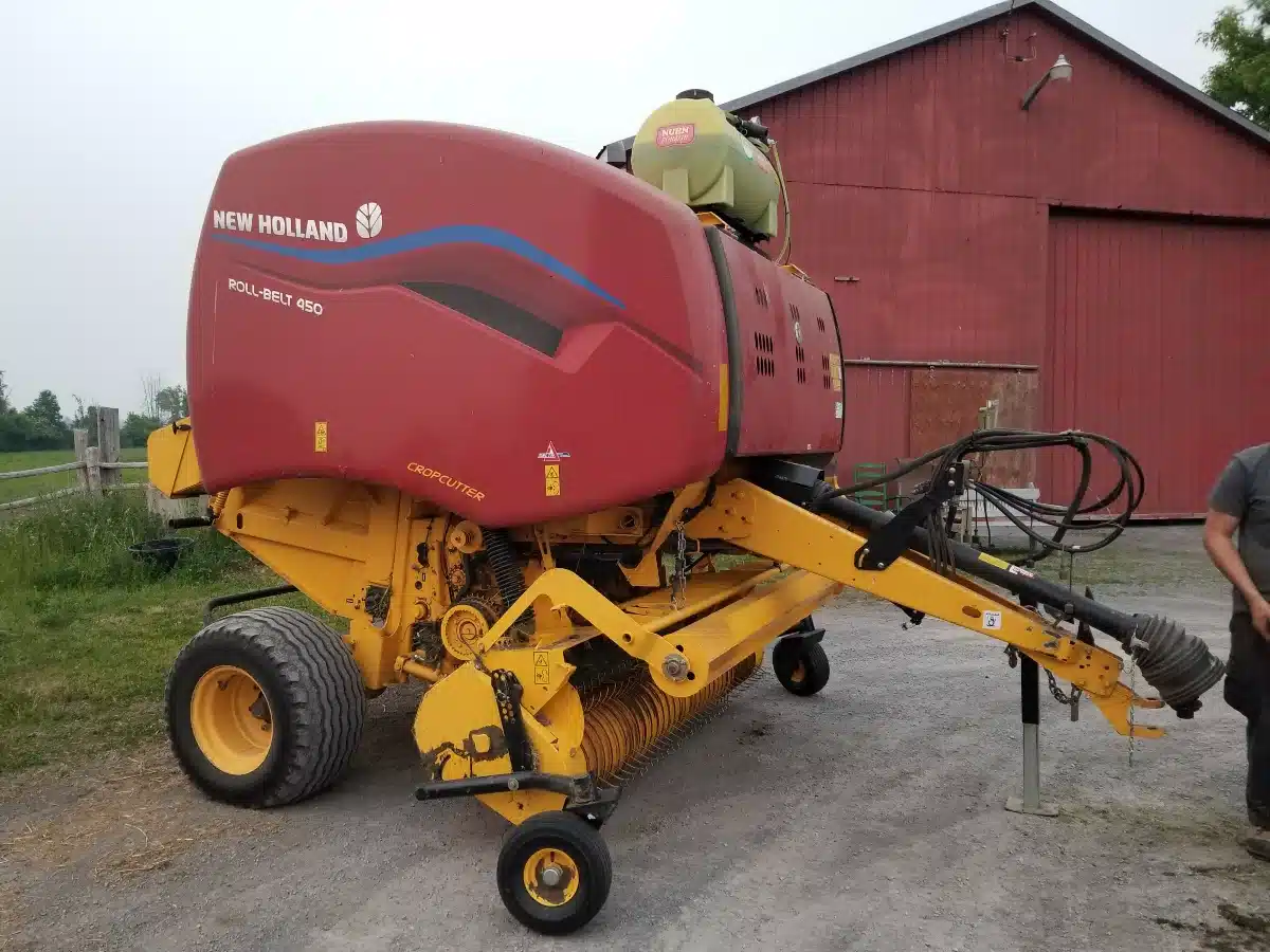 Gallery image 1 for Used USED New Holland ROLL-BELT 450 Round Baler