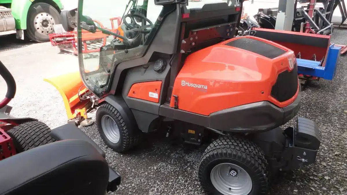 Gallery image 2 for Husqvarna P525D Snow Blower