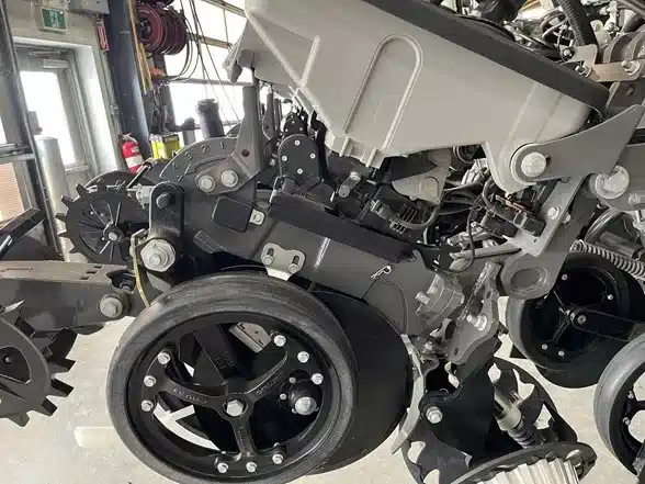 Gallery image 2 for New 2024 Fendt Momentum 24-30 Planter