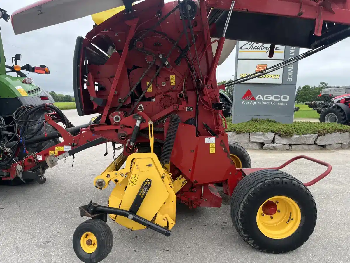 Gallery image 2 for Used 2019 New Holland ROLL-BELT 450 Round Baler
