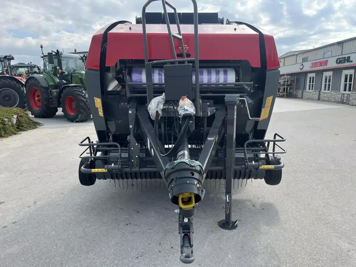 Gallery image 2 for New 2024 Massey Ferguson RB 4160V Round Baler