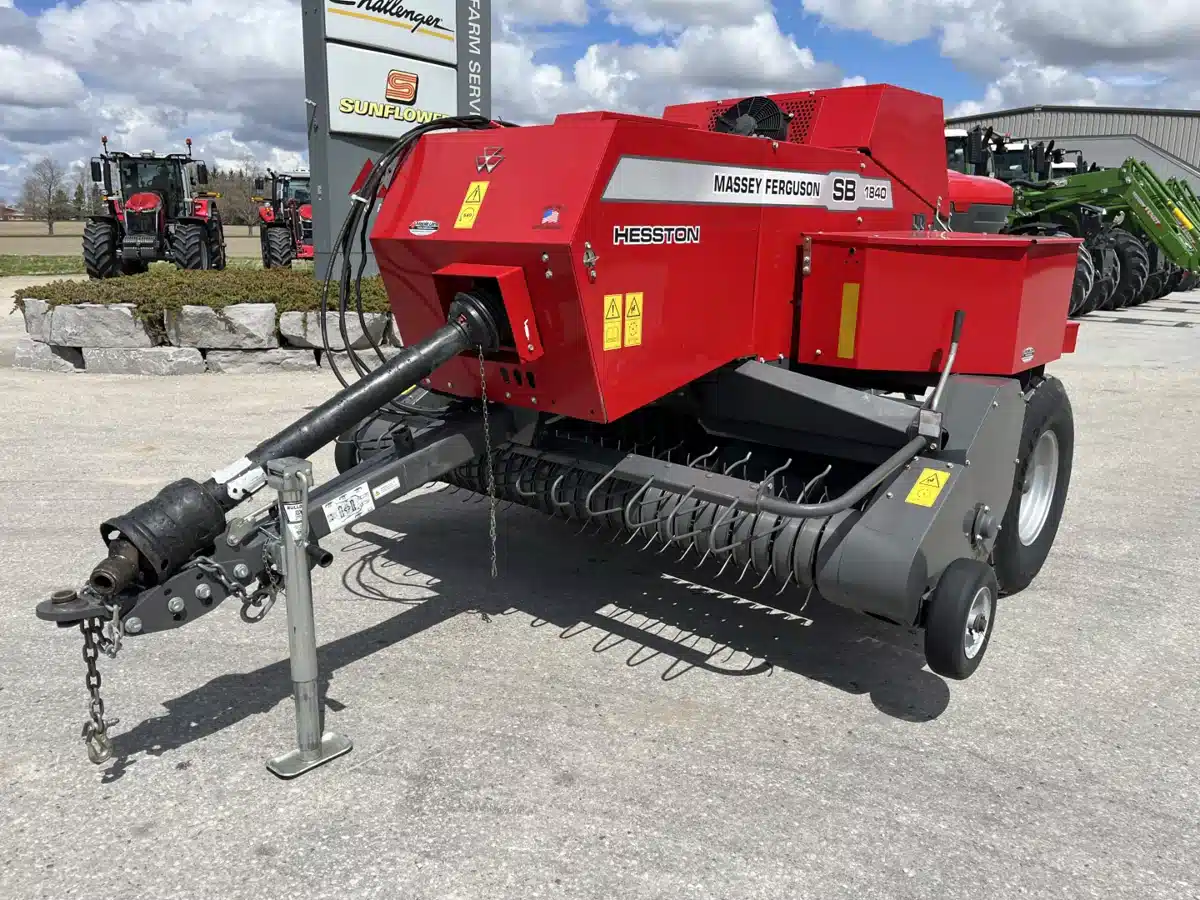 Photo de la Galerie 1 pour 2023 Massey Ferguson 1840 presse à balle carrée - petite