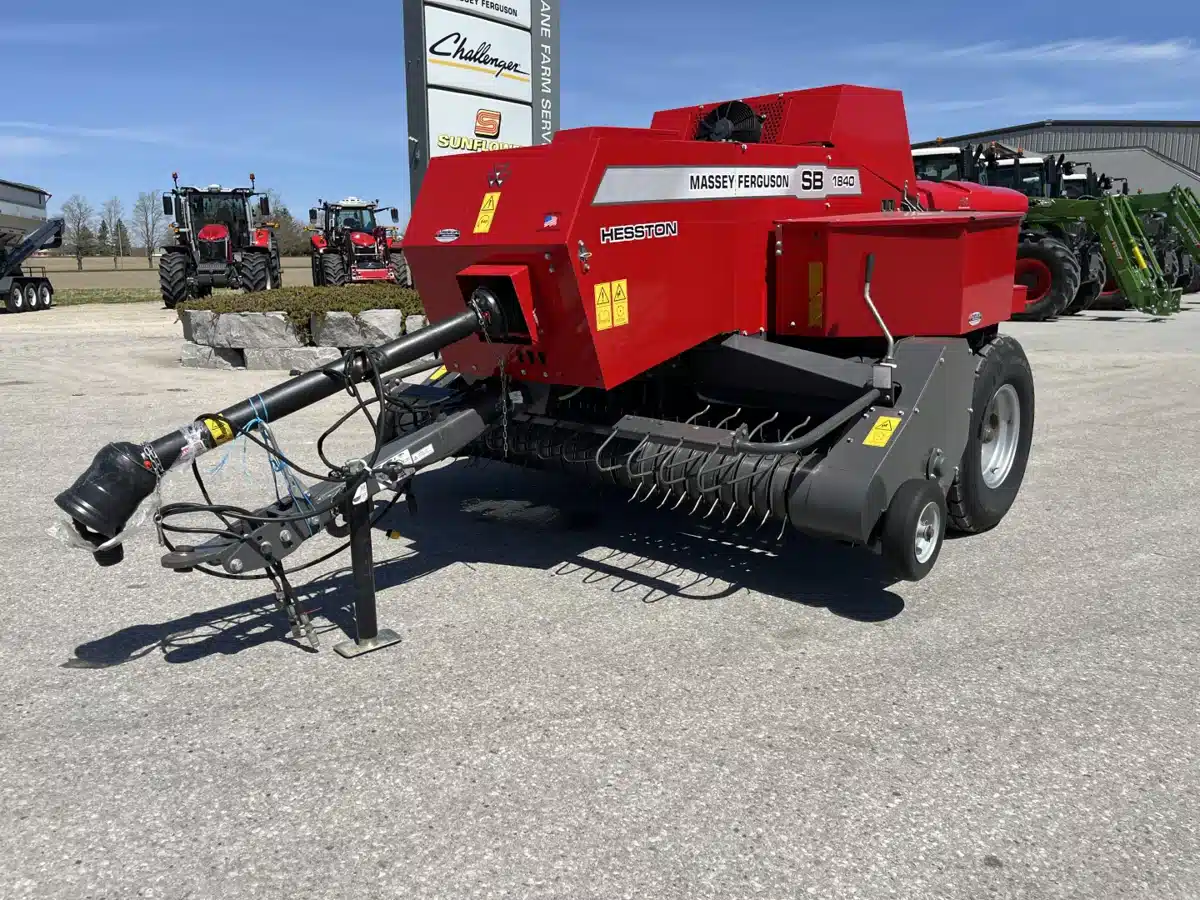 Photo de la Galerie 1 pour 2023 Massey Ferguson 1840 presse à balle carrée - petite