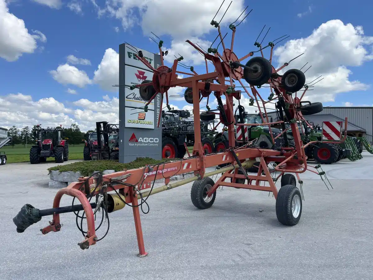 Gallery image 1 for 2006 Kverneland Taarup 80110 Tedder Rake