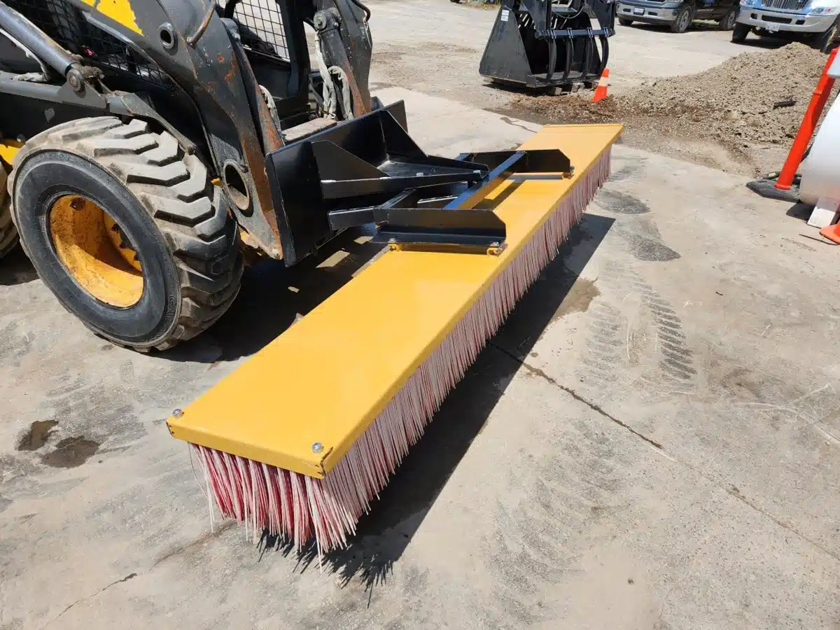 Photo de la Galerie 2 pour 2023 Farm King 10 FT Balayeur