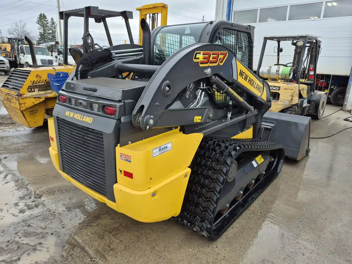 Photo de la Galerie 2 pour New Holland C337 chargeuse à direction à glissement