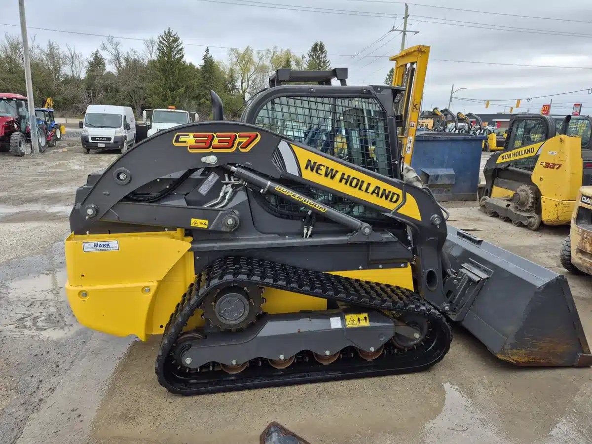 Photo de la Galerie 1 pour New Holland C337 chargeuse à direction à glissement