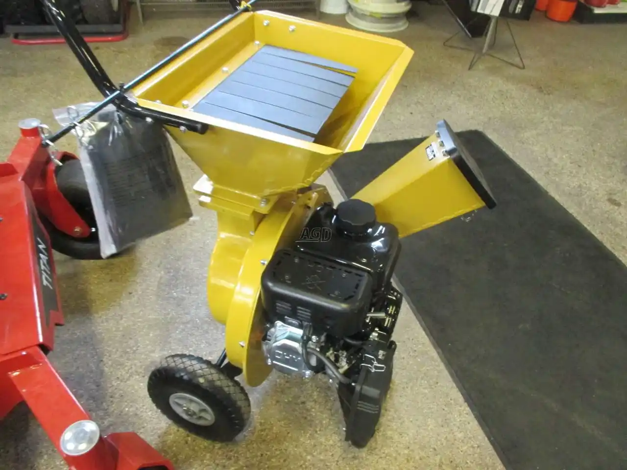 Gallery image 1 for New AgriEase WCGR4H13E Wood Chipper