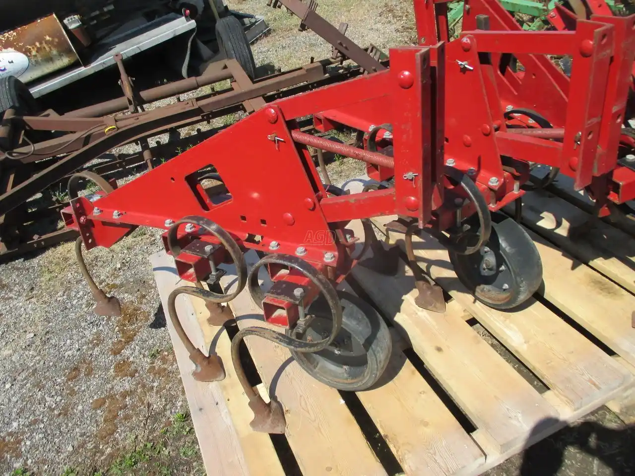 Gallery image 2 for Used International Harvester 183 Row Crop Cultivator