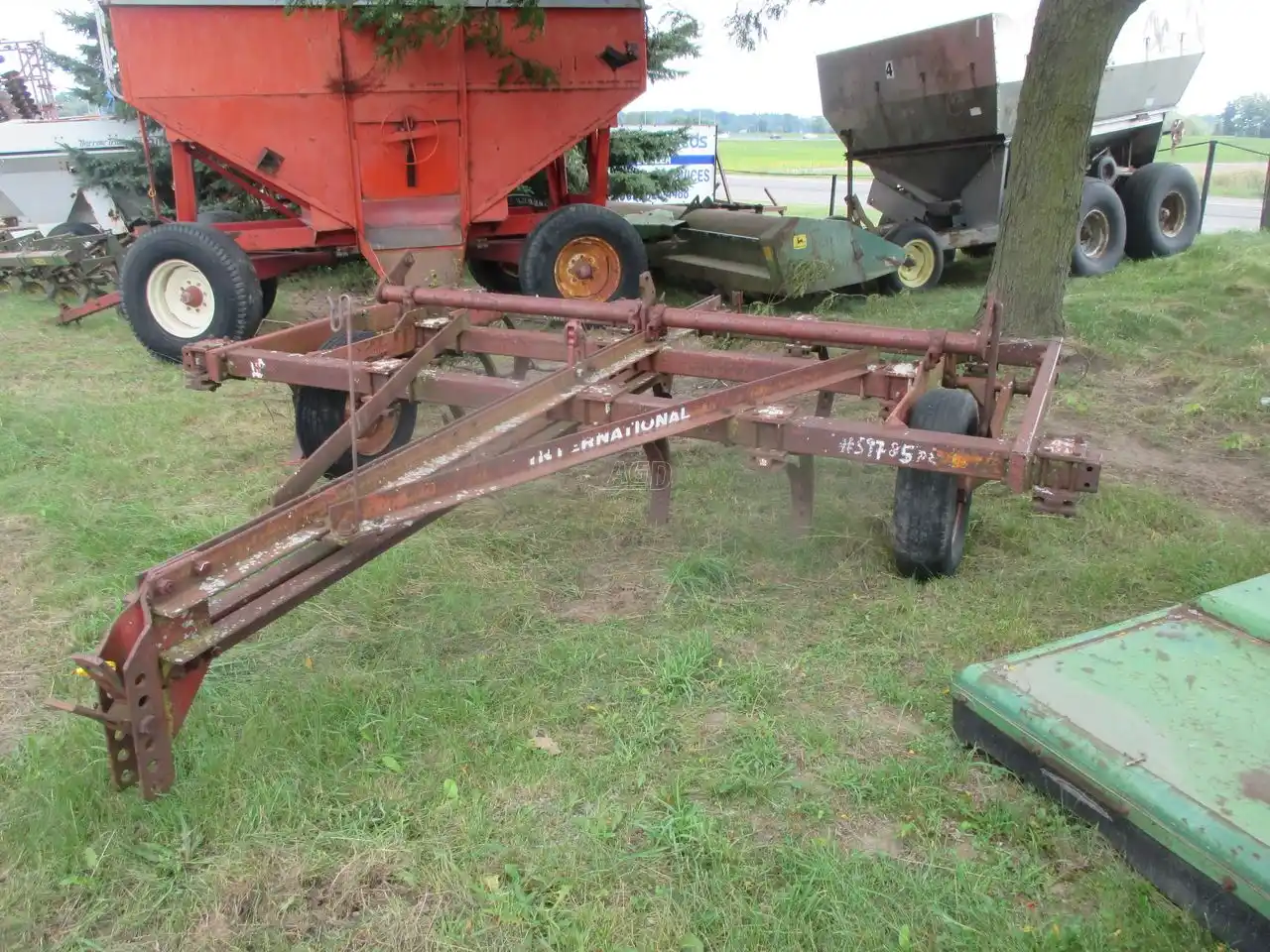 Gallery image 2 for Used International Harvester 55 Chisel Plow
