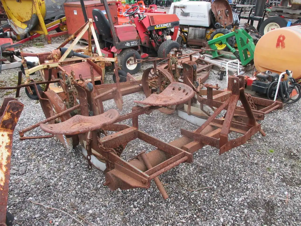 Gallery image 1 for Used Holland 2 ROW Transplanter