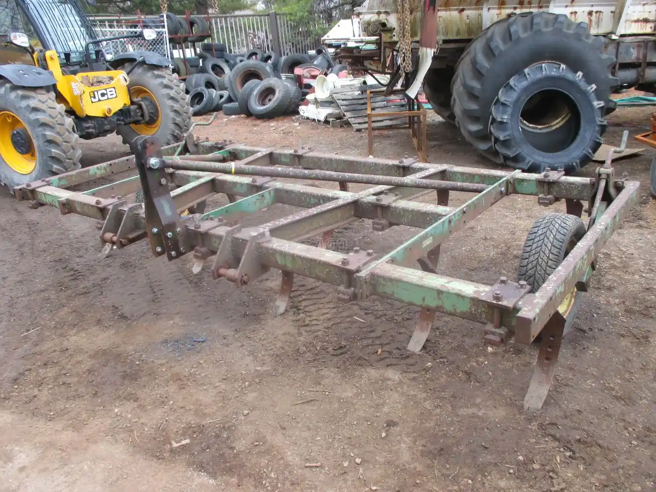 Gallery image 1 for Used John Deere 1600 Chisel Plow