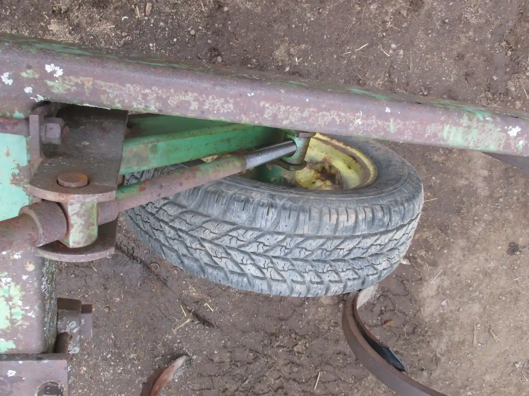 Gallery image 2 for Used John Deere 1600 Chisel Plow