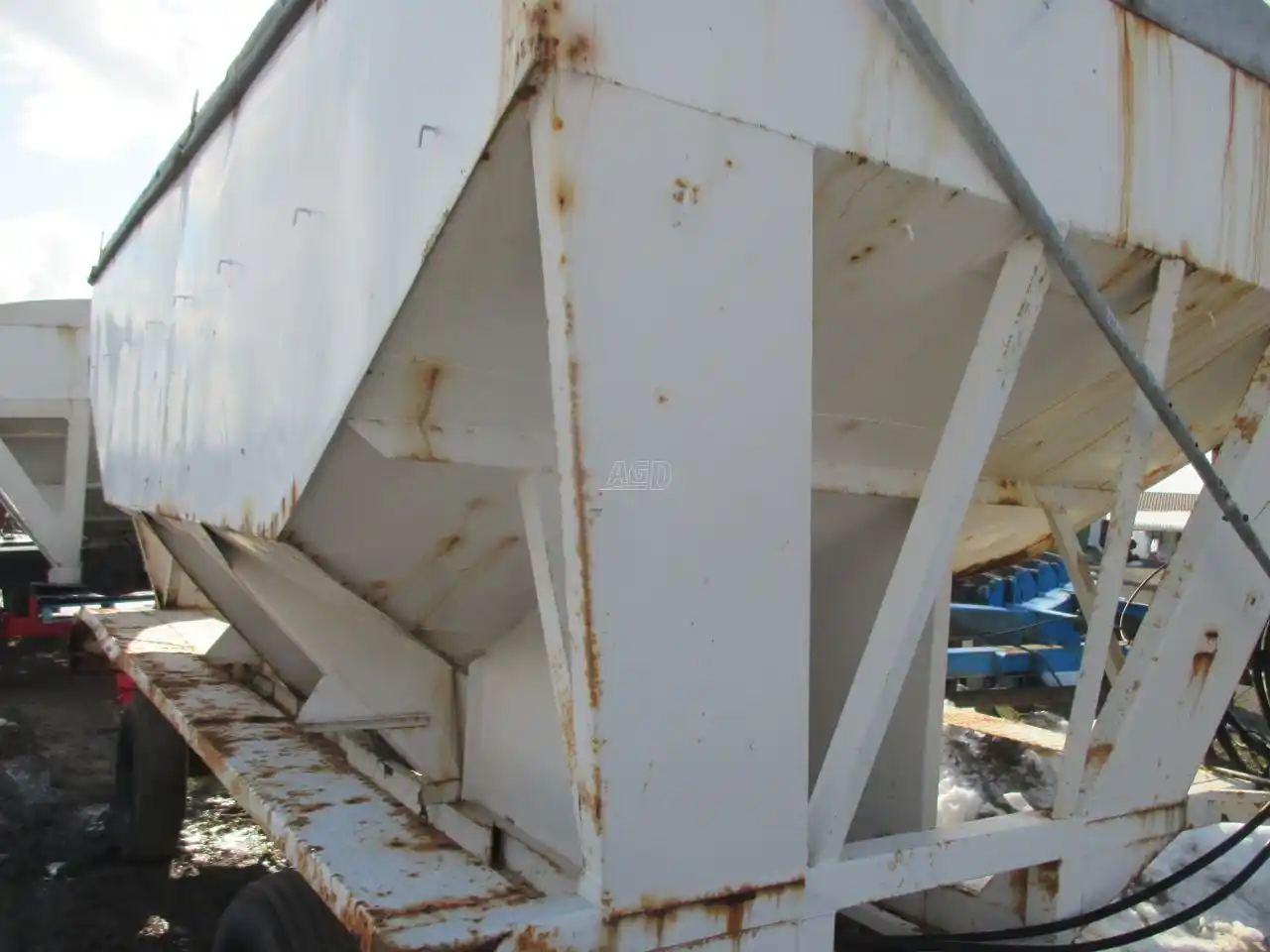 Gallery image 2 for Used Willmar 16 Ton Tender