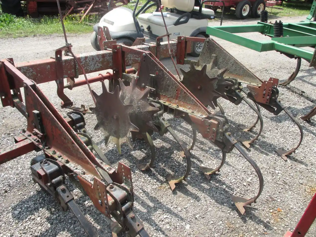 Gallery image 2 for Used International Harvester 2 row Row Crop Cultivator