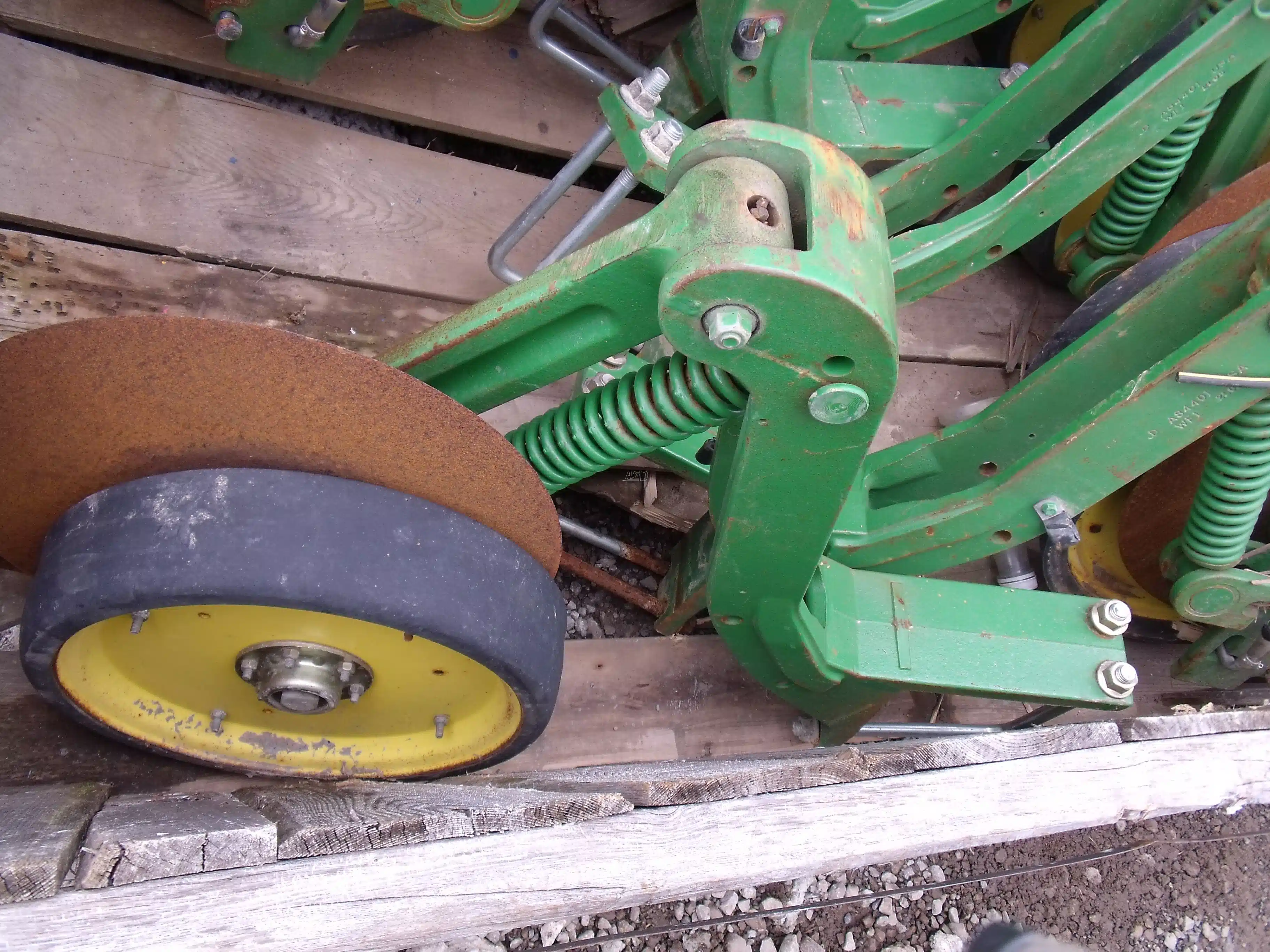 Gallery image 1 for Used John Deere 7" toolbar disc Attachment