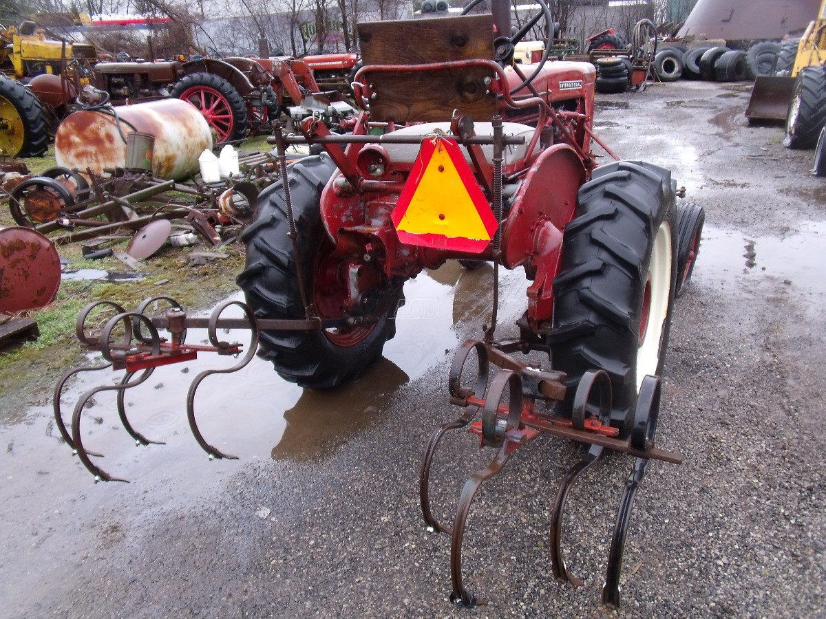 Gallery image 2 for Used International Harvester 140 Tractor