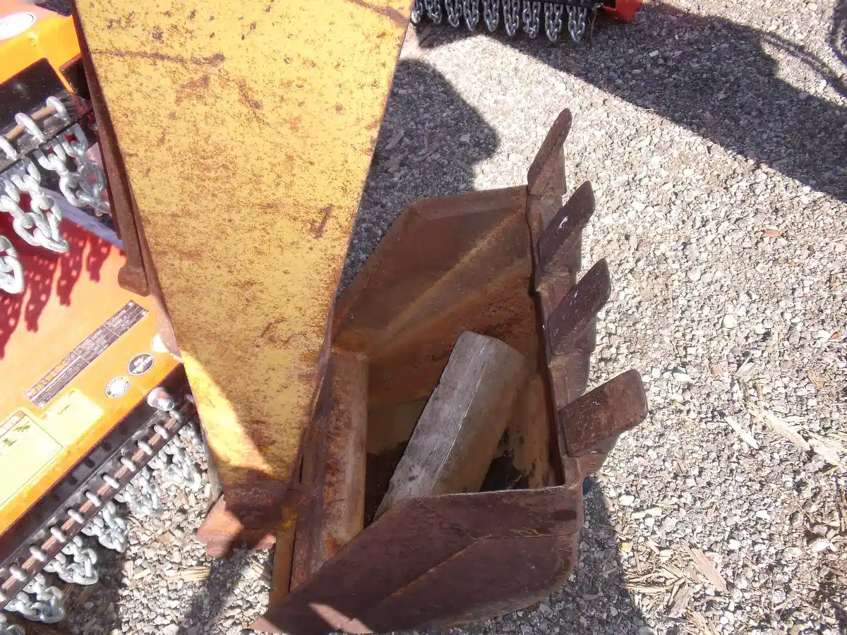 Gallery image 2 for Used Grizzly 3PTH Backhoe Attachment