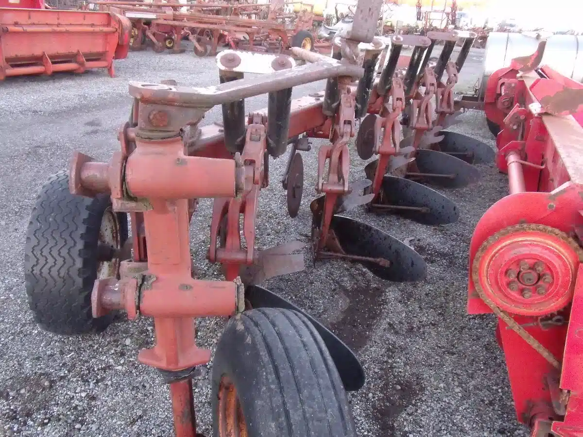 Gallery image 2 for Used International Harvester 720 Plow